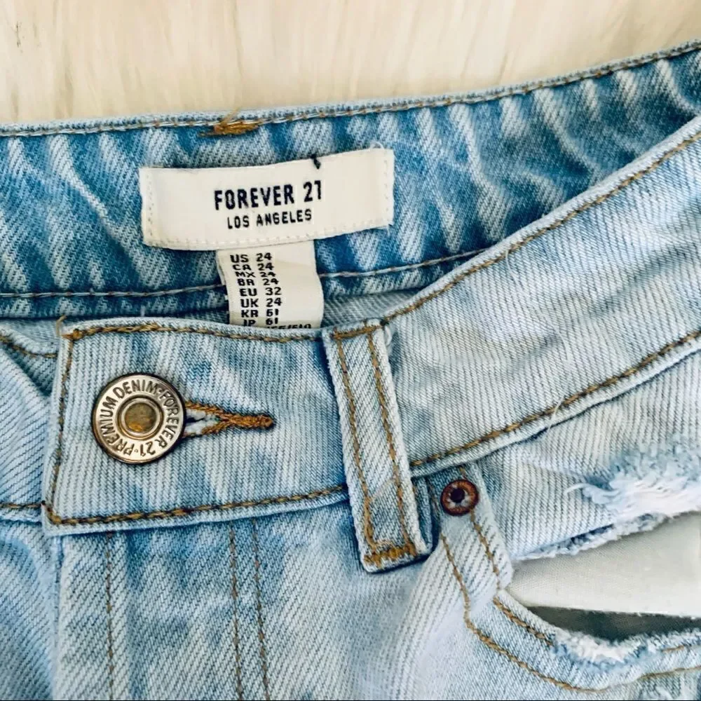 Forever 21 Light Wash Blue Denim Distressed Shorts Size 24 - Picture 11 of 11